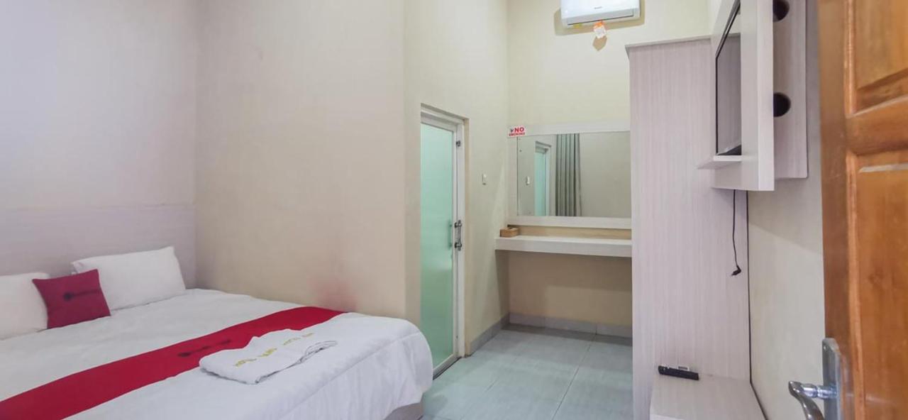 Reddoorz Near Pantai Pancer Door Pacitan Hotel Buitenkant foto