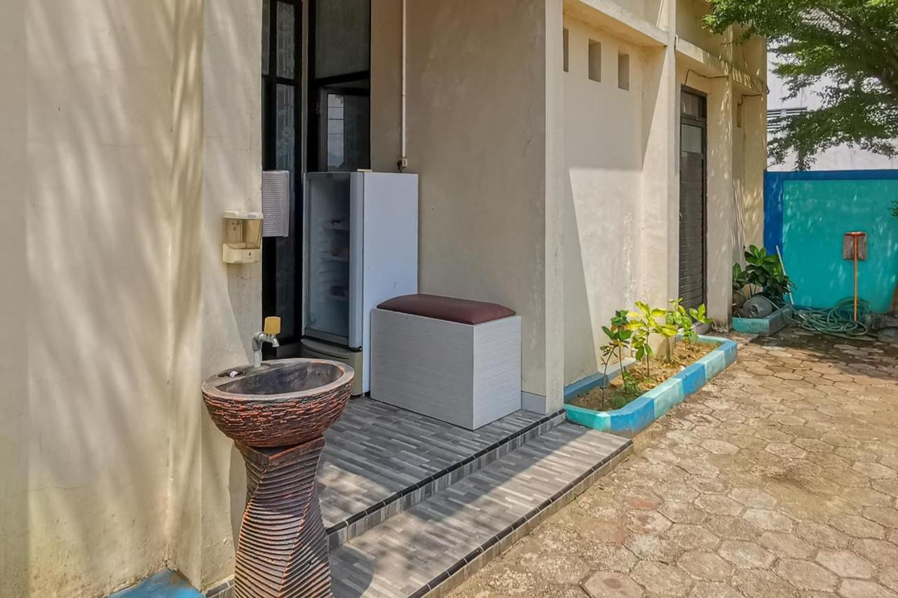 Reddoorz Near Pantai Pancer Door Pacitan Hotel Buitenkant foto